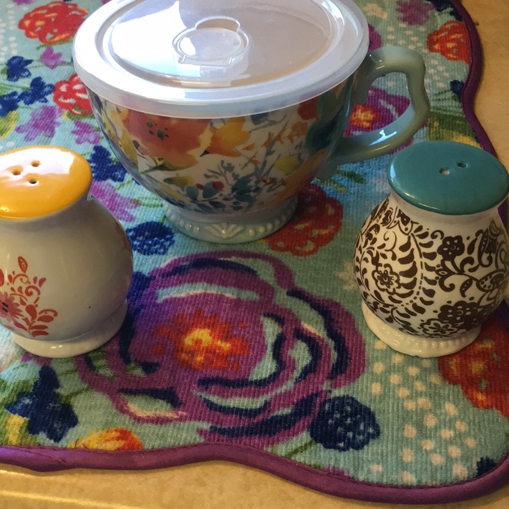Pioneer woman s/ p and  cup bowl with lid